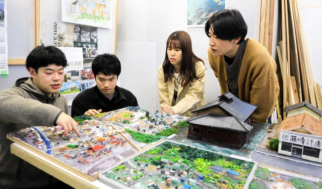 福島県双葉町のジオラマを制作した大学生たち＝神戸市長田区長田町１