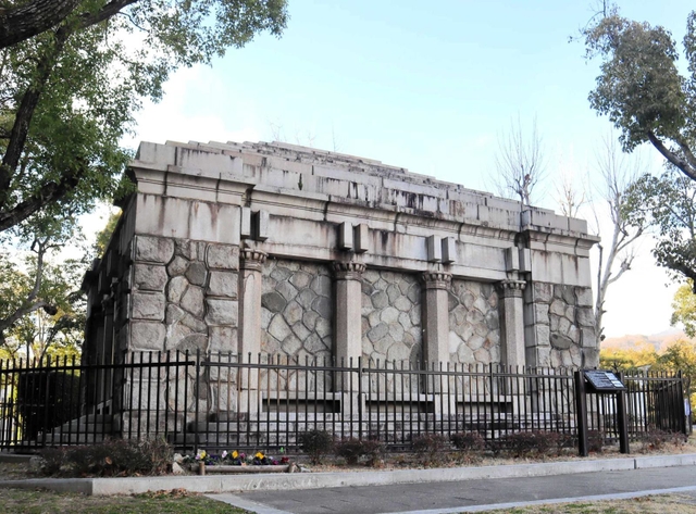 伊藤の銅像があった台座。戦時の金属供出で像はなくなった＝神戸市中央区楠町７