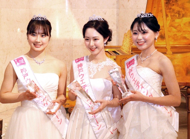 第１３代神戸ウエディングクイーンに選ばれた（左から）引田遥さん、小島彩愛さん、森田佑菜さん＝神戸市中央区弁天町