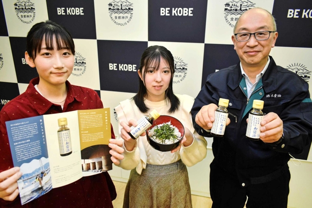 シラス丼用醤油を開発した池本充宏さん（右）とデザインを担当した学生＝神戸市役所