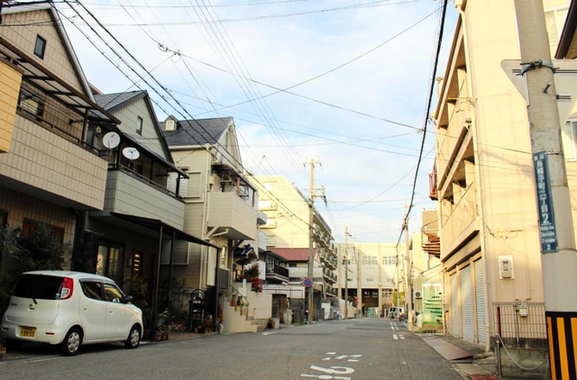 烏帽子中学校や公園が近く、戸建ての住宅が並ぶ神戸市灘区烏帽子町周辺