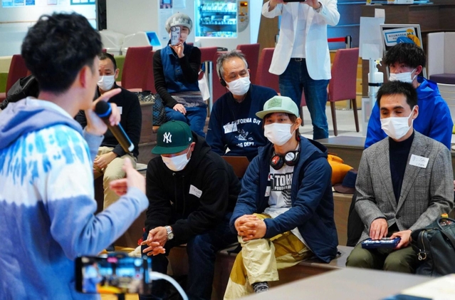 視覚障害者らが、それぞれの経験を基にしたラップを披露し合った＝神戸市中央区港島南町２、神戸アイセンター