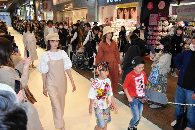 流行の春・夏ファッションを披露するモデル＝神戸市中央区三宮町１