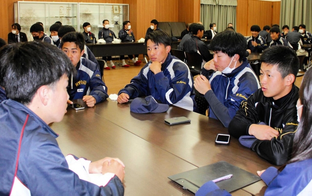 島田叡と荒井退造の母校という縁で交流した兵庫高校と宇都宮高校の野球部員ら＝神戸市長田区寺池町１
