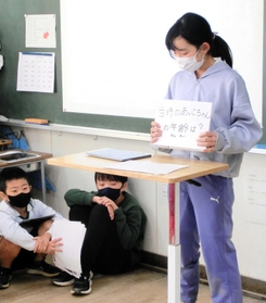 ３年生に伝える会を前に、発表の練習に励む５年生＝神戸市立西灘小学校