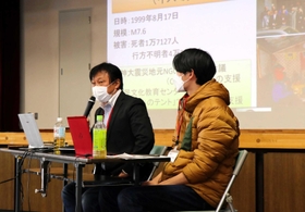 現地での支援活動について報告したＣＯＤＥ海外災害援助市民センターの吉椿雅道事務局長（左）と植田隆誠さん（右）＝ふたば学舎
