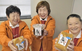 小中学校の給食に登場する「北神みそ」を手がける兵庫六甲ＪＡ神戸北女性会のメンバー＝神戸市役所