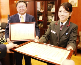 感謝状を受けた神戸荒田郵便局の（左から）稲田武人局長と山中真理子さん＝兵庫署