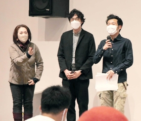 東日本大震災後の福島を記録した映画に出演し、上映会であいさつする灘高生の湯川友太さん（右端）＝神戸市中央区、こうべまちづくり会館