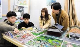 福島県双葉町のジオラマを制作した大学生たち＝神戸市長田区長田町１