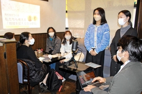 核廃絶や平和のために必要な行動について話す（奥右から）長冨日向さんと中村百花さん＝神戸市中央区下山手通２