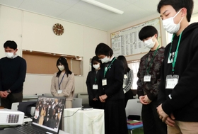 地震発生時刻に合わせ、黙とうをささげる参加者ら＝神戸市灘区中郷町５