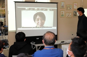 オンラインで体験を語る鎌田真有さん＝神戸市灘区中郷町５