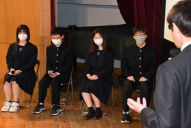 久元喜造市長（手前）に「政策提言」をする生徒たち＝神戸市長田区池田谷町２