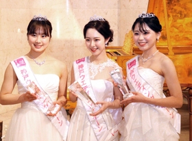 第１３代神戸ウエディングクイーンに選ばれた（左から）引田遥さん、小島彩愛さん、森田佑菜さん＝神戸市中央区弁天町