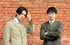 「神戸中で流れる歌に育てたい」と話すスキマジカンの上地賢人さん（右）と中野佑哉さん＝神戸市中央区