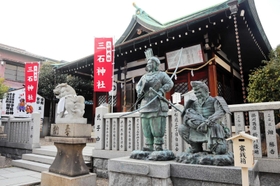 神功皇后（中央立像）を祭神とする三石神社＝神戸市兵庫区和田宮通３