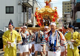 毎年４月の生田祭で、みこしを担ぐ氏子ら＝２０１７年４月、神戸市兵庫区内