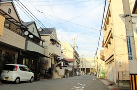 烏帽子中学校や公園が近く、戸建ての住宅が並ぶ神戸市灘区烏帽子町周辺