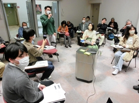 被災地支援などについて、抱える悩みや意義を語り合った参加者。大学生ら若者が進行役を担った＝神戸市中央区元町通４