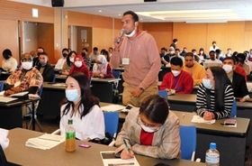 セミナーで防災への意識について質問する留学生＝神戸市中央区脇浜海岸通１