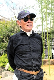 庭園に込めた思いを語る造園家の栗栖宝一さん＝ＪＲ三ノ宮駅南