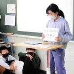 ３年生に伝える会を前に、発表の練習に励む５年生＝神戸市立西灘小学校