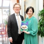 ペールエリック・ヘーグベリ駐日スウェーデン大使（左）とレシピ本をアピールする三田陽子さん＝東京都港区