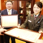 感謝状を受けた神戸荒田郵便局の（左から）稲田武人局長と山中真理子さん＝兵庫署