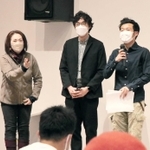 東日本大震災後の福島を記録した映画に出演し、上映会であいさつする灘高生の湯川友太さん（右端）＝神戸市中央区、こうべまちづくり会館