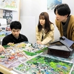 福島県双葉町のジオラマを制作した大学生たち＝神戸市長田区長田町１