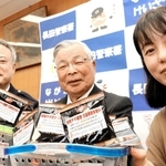 啓発標語を記した商品を贈った吉田ピーナツ食品の吉田泰弘会長（中央）と商品企画部の松本亜衣子係長（右）＝長田署