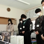 地震発生時刻に合わせ、黙とうをささげる参加者ら＝神戸市灘区中郷町５