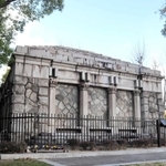 伊藤の銅像があった台座。戦時の金属供出で像はなくなった＝神戸市中央区楠町７