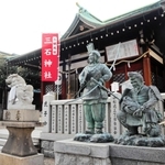 神功皇后（中央立像）を祭神とする三石神社＝神戸市兵庫区和田宮通３