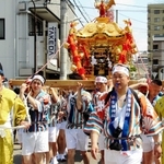 毎年４月の生田祭で、みこしを担ぐ氏子ら＝２０１７年４月、神戸市兵庫区内