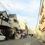 烏帽子中学校や公園が近く、戸建ての住宅が並ぶ神戸市灘区烏帽子町周辺