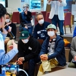 視覚障害者らが、それぞれの経験を基にしたラップを披露し合った＝神戸市中央区港島南町２、神戸アイセンター