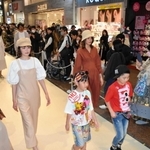 流行の春・夏ファッションを披露するモデル＝神戸市中央区三宮町１