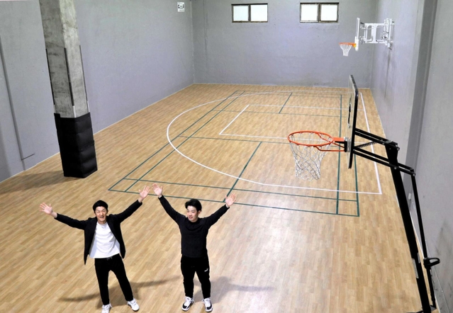 体育館を新設した渡部克栄さん（左）と三木達朗さん＝神戸市兵庫区浜中町１