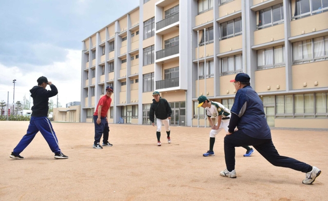 各自無理のない範囲でストレッチに取り組む＝神戸市灘区摩耶海岸通２