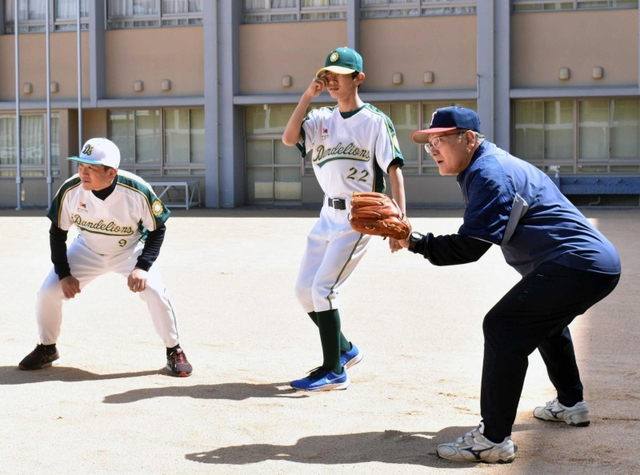 リードを取る練習をする選手ら＝神戸市灘区摩耶海岸通２