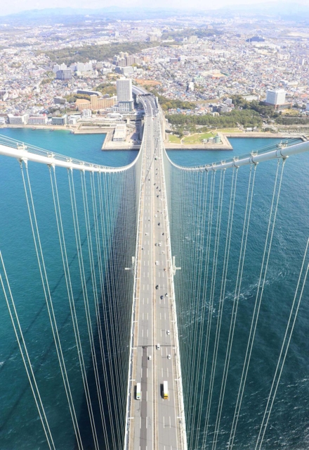 あまりにも高すぎて、橋を渡る車がおもちゃのように感じられる＝明石海峡大橋