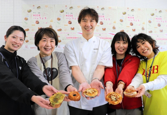 期間限定の「朝ごはんに食べたくなるパン」をＰＲする関係者＝中央区東町
