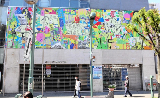 ボートピア神戸新開地の入り口にお目見えした鮮やかな壁画＝神戸市兵庫区新開地４