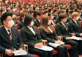 男女共学となった１期生らが並ぶ入学式＝神戸ポートピアホテル
