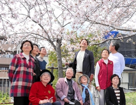 亡き夫婦をしのび、植樹した桜を見上げる遺族ら参加者＝神戸市灘区高徳町１
