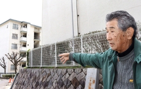 住民が高齢化するハイツの現状を語る岩永耕一さん＝神戸市須磨区