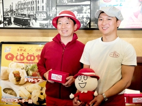 ４月１２～２２日の水ー土曜に限定販売する「第２回ドリーム豚饅プロジェクト」で、チーズ豚饅２種を共同開発した老祥記の曹祐仁さん（右）と六甲バターの塚本浩康社長＝神戸市中央区元町通１、曹家包子館