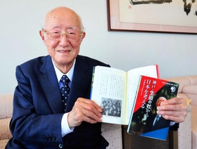 平易な文章で生田神社や神道についてまとめた加藤隆久さん＝神戸新聞社